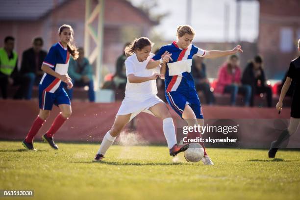 teenage-mädchen spielen fußball auf ein sport-spiel im stadion ermittelt. - moving forward stock-fotos und bilder