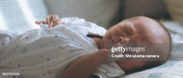 baby crying - shiratama camera stock-fotos und bilder