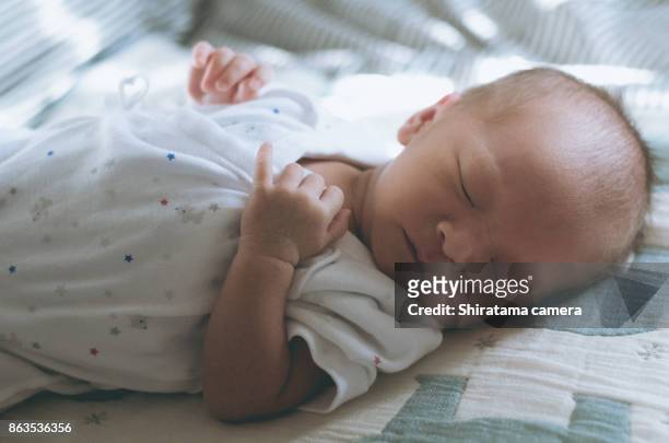 baby sleeping - shiratama camera stock-fotos und bilder