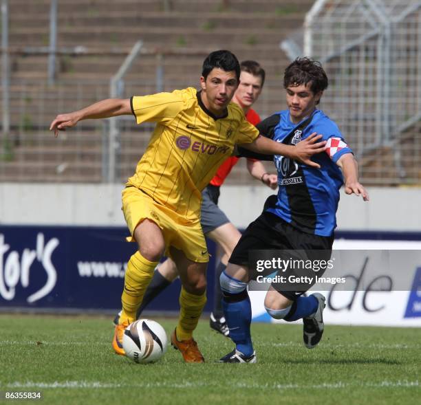 Tolgay Ali Arslan of Dortmund battles for the ball with Julian Fricke of Saarbruecken during the DFB Juniors Cup at the Ludwigspark Stadium on May 3,...