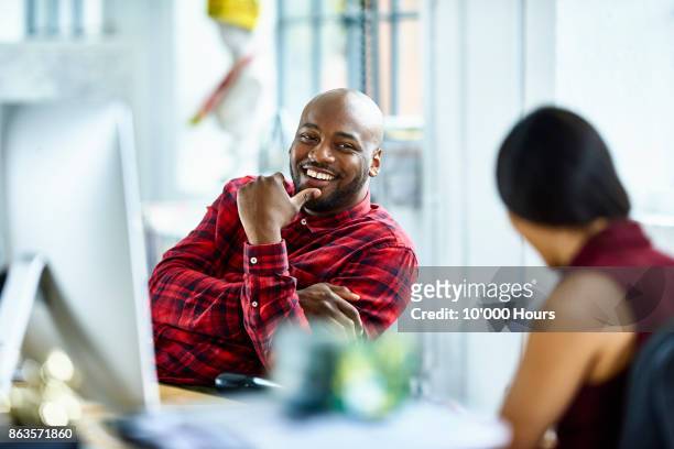 people in modern office - 2 men chatting casual office stockfoto's en -beelden