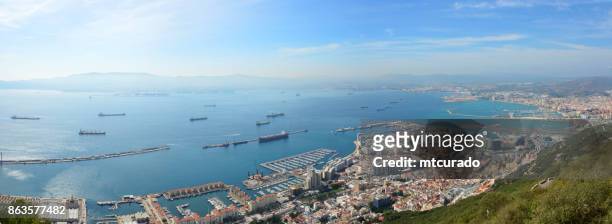 gibraltar: de stad, haven en algeciras baai - panorama - algeciras stockfoto's en -beelden
