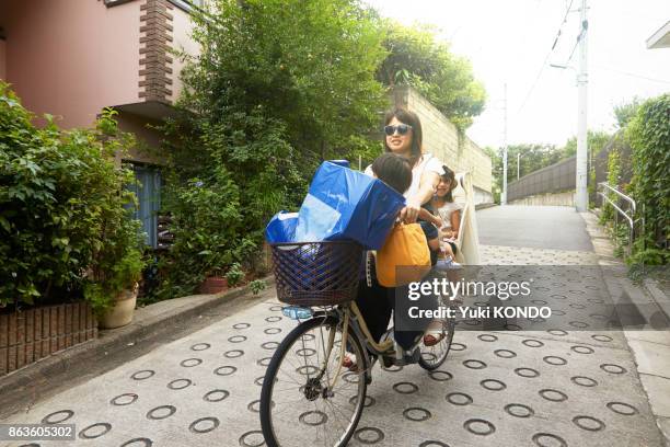 föräldrar som cyklar - buying a bike bildbanksfoton och bilder