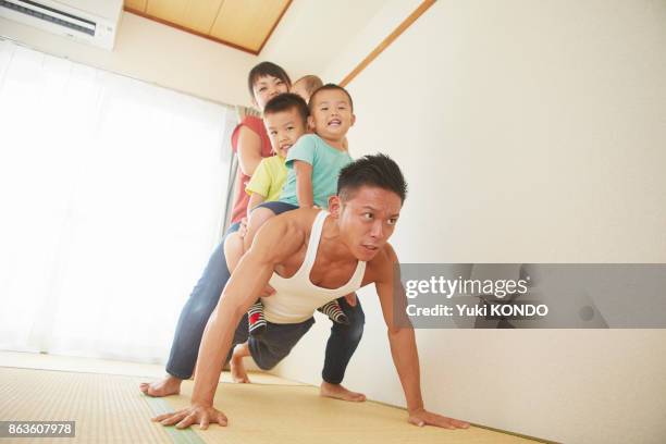 father training in the room - strongman stock pictures, royalty-free photos & images