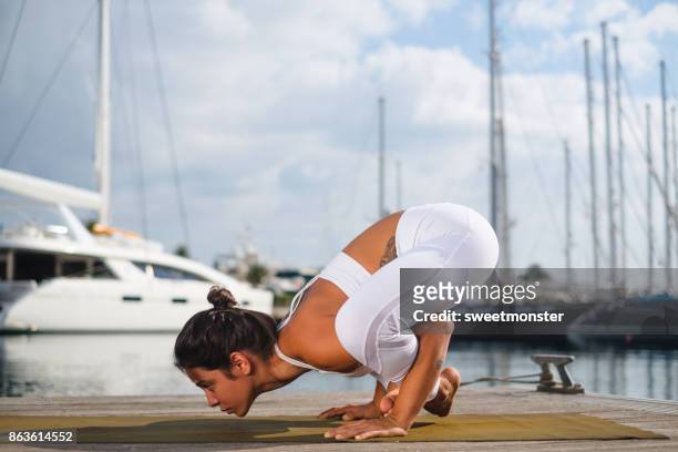 ashtanga yoga bruja pidasana - bruja stockfoto's en -beelden