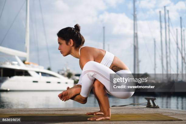 ashtanga yoga bruja pidasana - bruja stockfoto's en -beelden