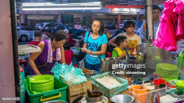 preparing food by the food truck - famous food programa de televisión fotografías e imágenes de stock