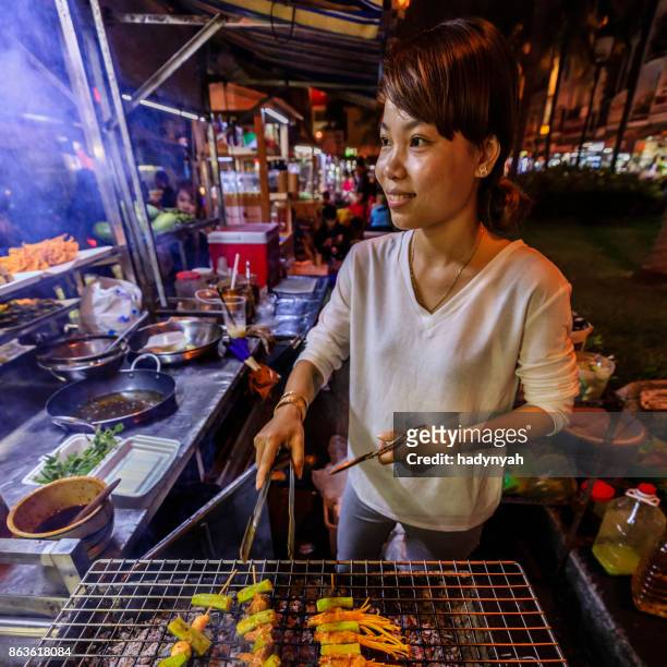 vietnamesische mann verkaufen suppen über nacht markt, mekong-fluss-delta, vietnam - vietnamese street food stock-fotos und bilder