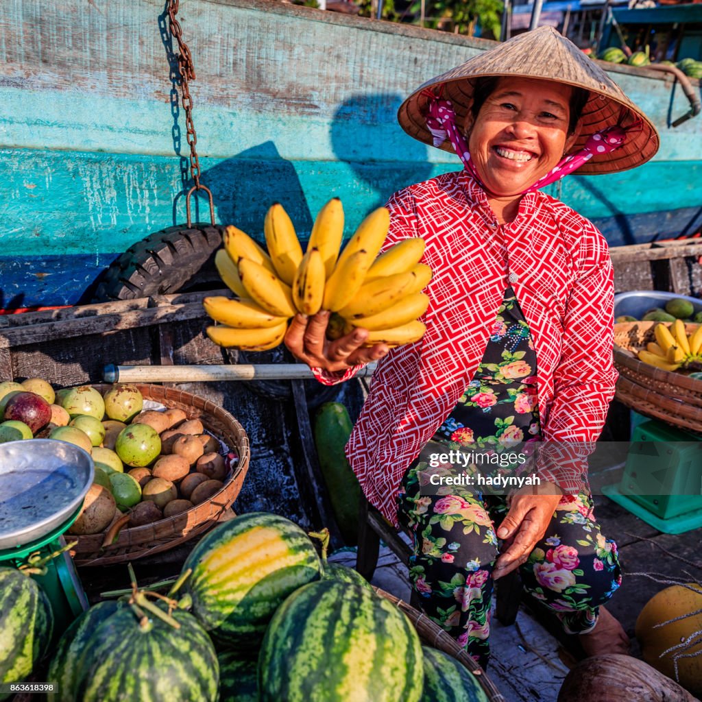 越南女子賣香蕉飄蕩著市場，湄公河三角洲，越南