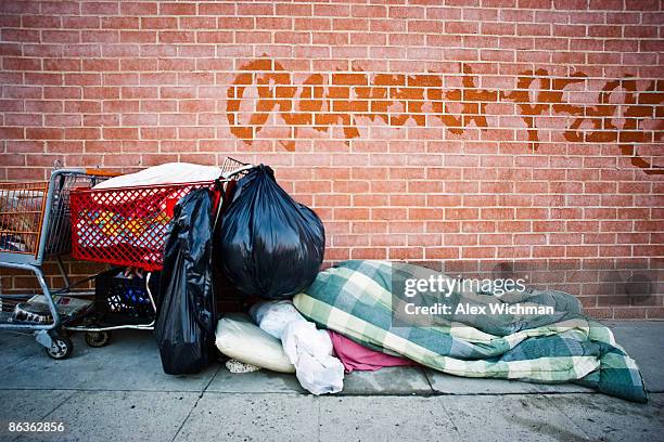 homeless encampment - poverty in america - fotografias e filmes do acervo