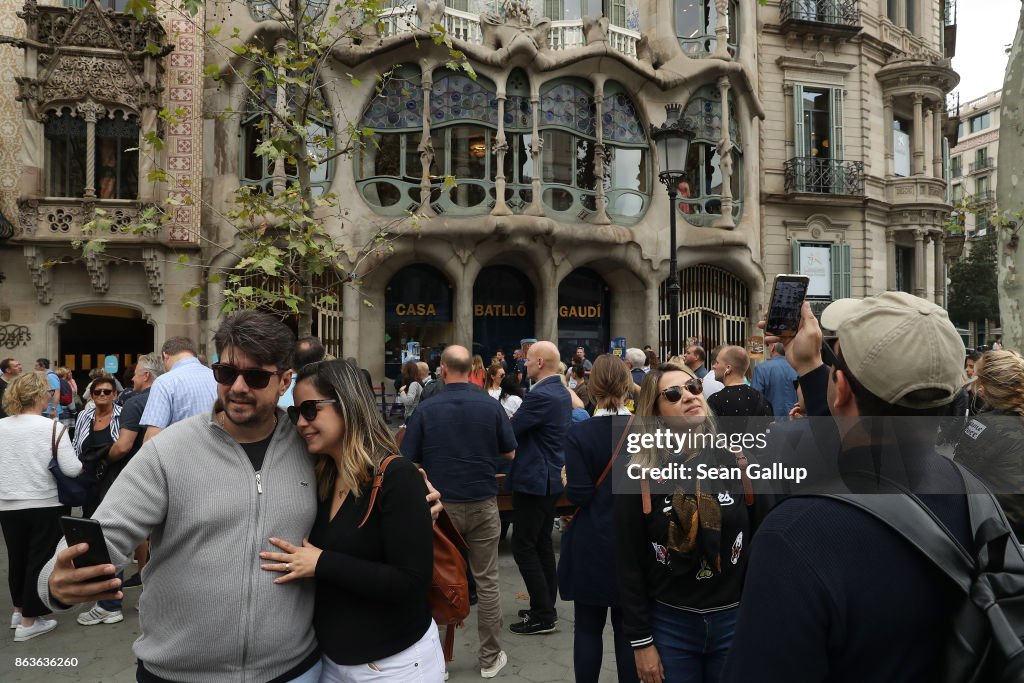 Barcelona: Tourism And Daily Life As Independence Crisis Deepens