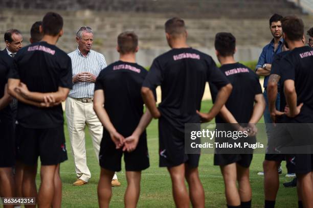 President Maurizio Zamparini of US Citta' di Palermo takes a speach to players during a Palermo training session at Campo Tenente Onorato on October...