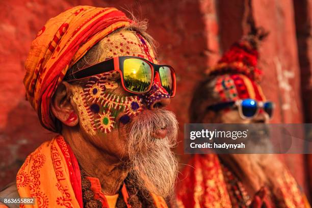 sadhu-indianer holymen sitzt im tempel  - pashupatinath stock-fotos und bilder