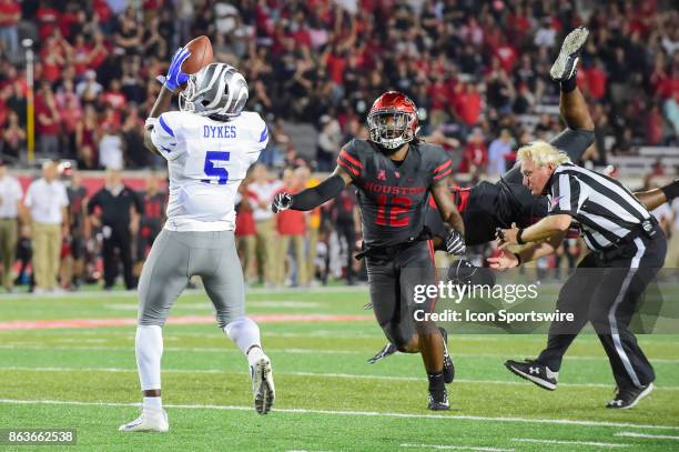Memphis Tigers tight end Sean Dykes grabs a second half touchdown pass as Houston Cougars linebacker Austin Robinson takes out umpire Kenneth...