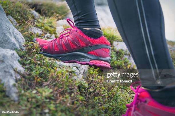 hiker femenino en canto, ver en botas - pink sneakers fotografías e imágenes de stock