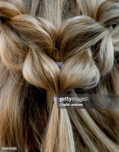 gros plan sur une belle coiffure tressée - tressé photos et images de collection