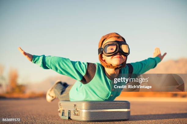 jonge jongen dromen van reizen per vliegtuig - moving a motorized vehicle stockfoto's en -beelden