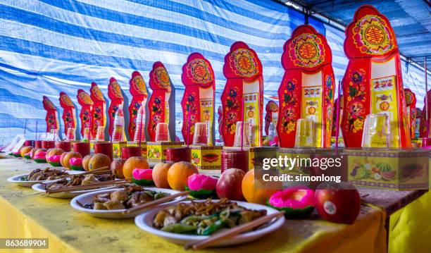 offerings for hungry ghost festival - hungry ghost festivals in malaysia stockfoto's en -beelden