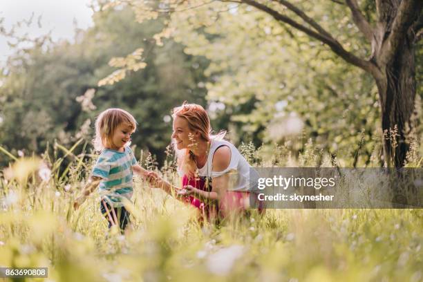 mutter und sohn spielen zusammen in der natur - baby lachen natur stock-fotos und bilder