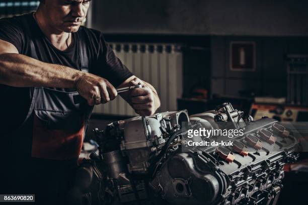 reparación motor v10 en el taller de reparación de automóviles - v8 fotografías e imágenes de stock