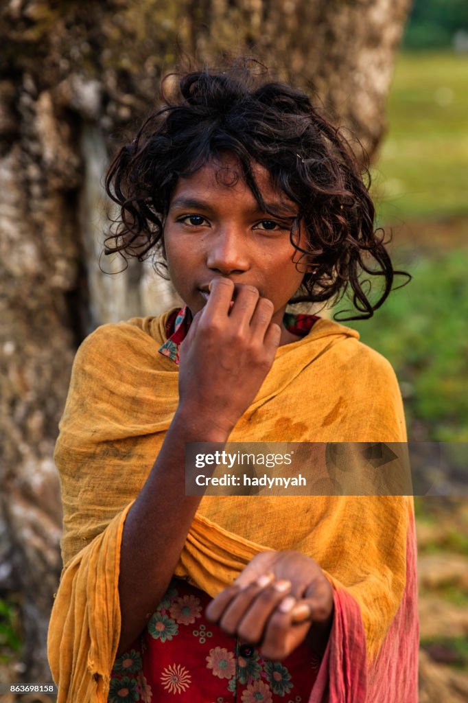 Pauvre fille indienne demande soutien