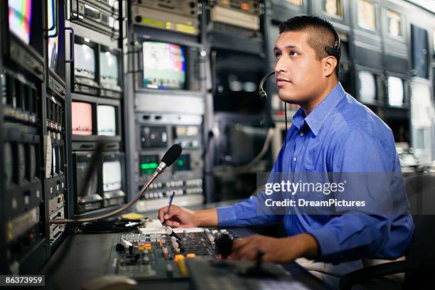 man working in newsroom - pressroom imagens e fotografias de stock