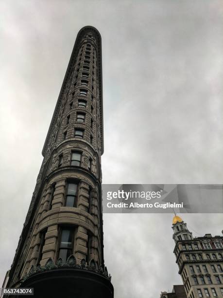 flatiron building, grey sky and a golden dome in new york at the intersection of fifth avenue and broadway - alberto guglielmi imagens e fotografias de stock
