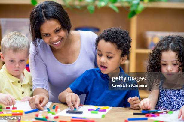 jugando con bloques - niño de edad preescolar fotografías e imágenes de stock
