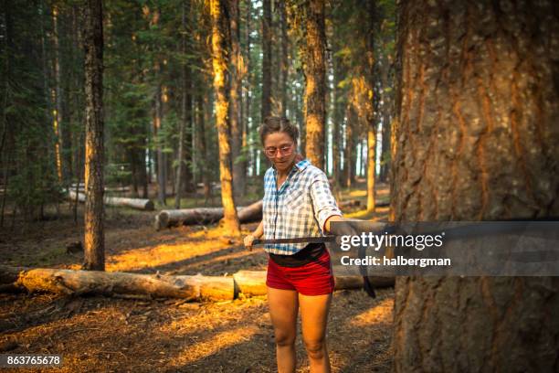 mujer colocación de hamaca que acampa - bosque nacional de umpqua fotografías e imágenes de stock