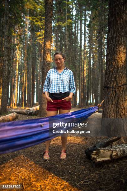mujer colocación de hamaca que acampa - bosque nacional de umpqua fotografías e imágenes de stock
