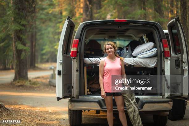actividades al aire libre joven vive el vanlife - bosque nacional de umpqua fotografías e imágenes de stock