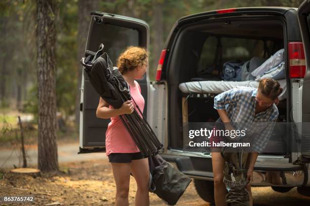 dos mujeres descarga de material de camping de van - bosque nacional de umpqua fotografías e imágenes de stock