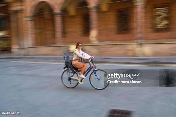 bycycle nei vicoli della citt à - persona in secondo piano foto e immagini stock