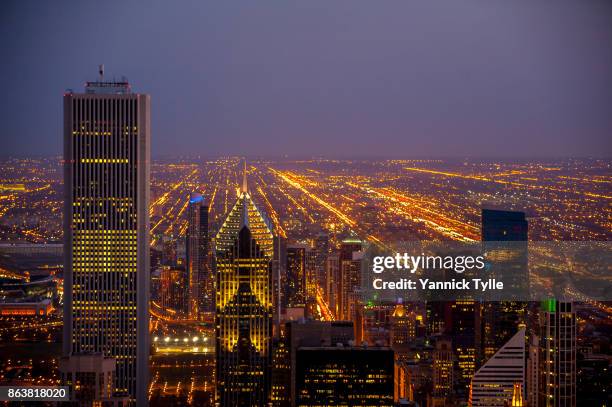 chicago skyline view from 360 chicago observation deck, john hancock building - hancock building chicago - fotografias e filmes do acervo