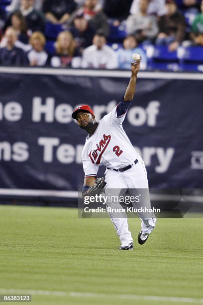 Denard Span of the Minnesota Twins fields the ball against the Seattle Mariners at the Metrodome on April 6, 2009 in Minneapolis, Minnesota. The...