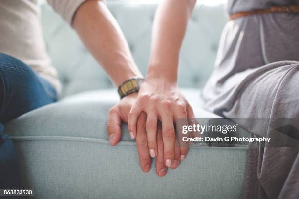 boyfriend girlfriend - holding hands ストックフォトと画像
