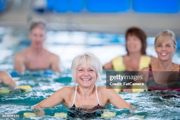 im pool - hallenbad stock-fotos und bilder