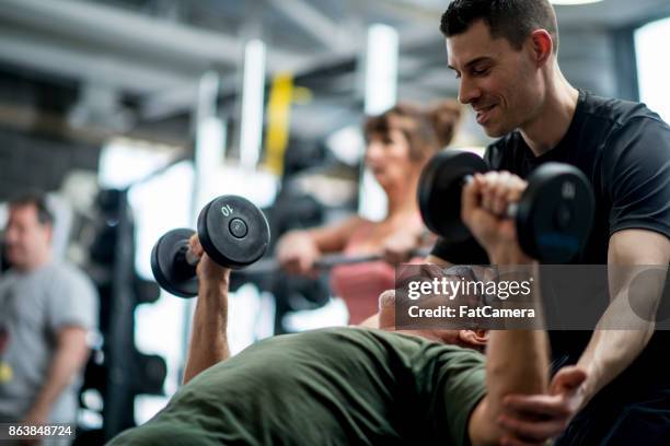 personal trainer - fitness coach stock pictures, royalty-free photos & images