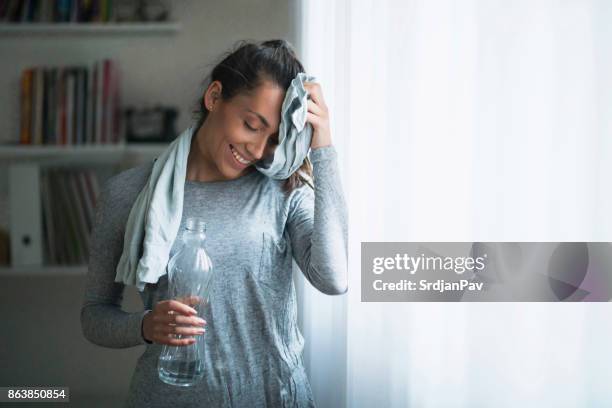 meisje dat het vandaag de dag verpletterd - aqua aerobics stockfoto's en -beelden