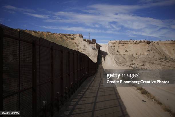 a border fence that separates the u.s. and mexico - 地理的境界 ストックフォトと画像