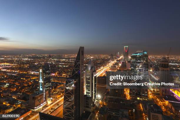 traffic traveling along the king fahd highway in riyadh, saudi arabia - riad stock pictures, royalty-free photos & images