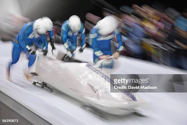 bobsled competition start. - bobsleigh team stock-fotos und bilder