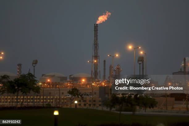 lights illuminate a phosphate processing plant - persian gulf stock pictures, royalty-free photos & images