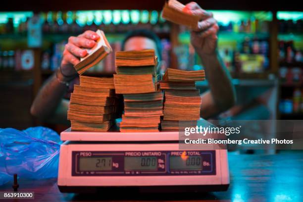 weighing piles of cash - venezuela stock pictures, royalty-free photos & images