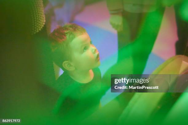 bunte anzeige ansehen - museum stock-fotos und bilder