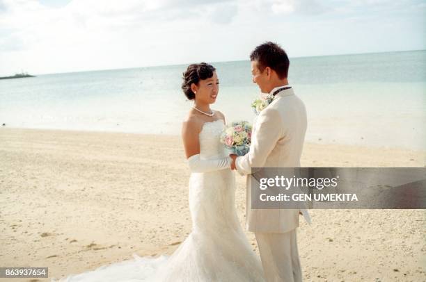 japanese young couple wedding,okinawa,japan - 結婚式 日本 ストックフォトと画像