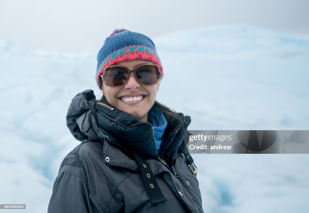 Portret van een gelukkige vrouw op een gletsjer
