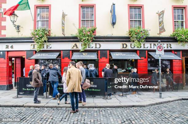 fachada do pub "the auld dubliner" em dublin durante dia de outono com clientes na calçada - temple bar - fotografias e filmes do acervo