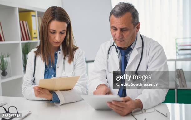 team of doctors - ordination stock pictures, royalty-free photos & images