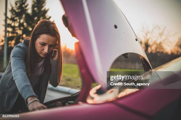 llamar a servicio de emergencia - avería de coche fotografías e imágenes de stock